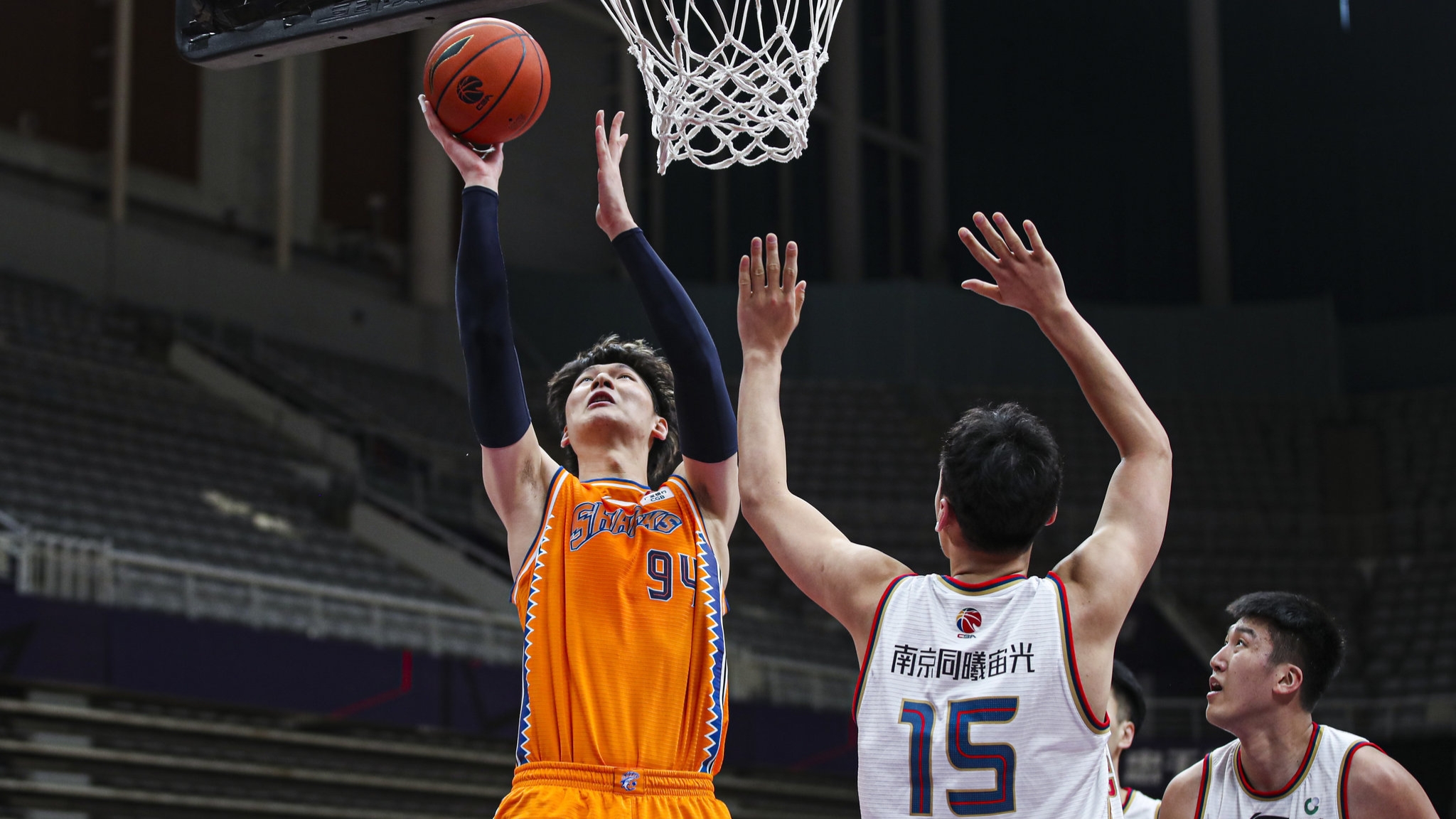 今晨布莱顿门线救险上海海港转会期豪取连胜，清晨夏洛特黄蜂备战CBA季后赛看傻球迷的简单介绍